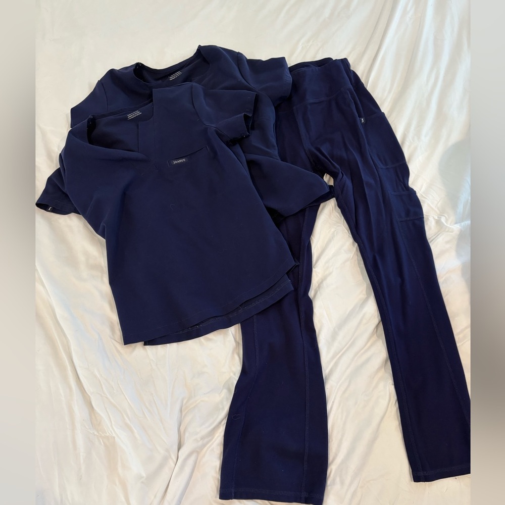 Navy blue jannuu scrubs, 2 tops 1 bottom